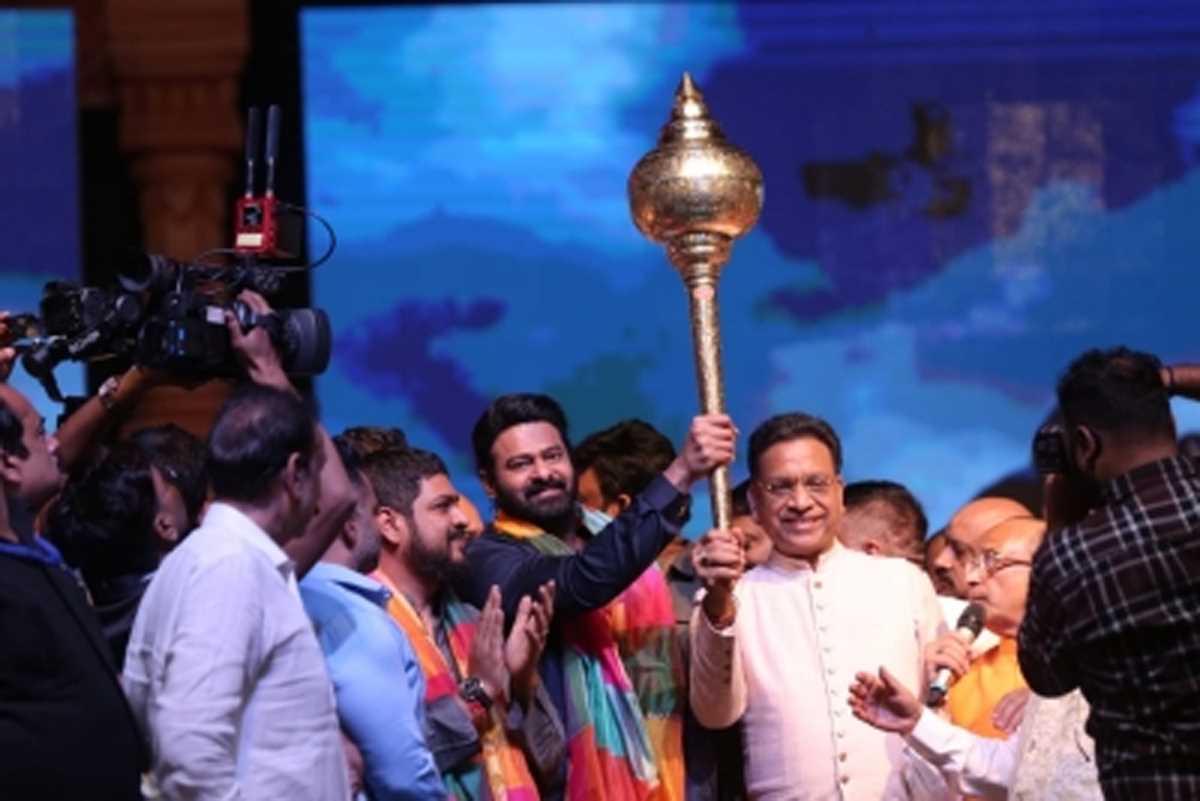 बाहुबली प्रभास ने लाल किला की रामलीला में किया रावण वध, केजरीवाल ने भी की शिरकत